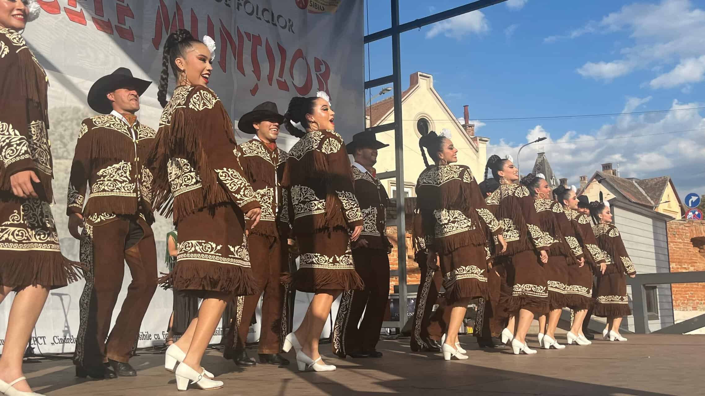 Regal al dansurilor tradiționale în Piața Habermann, în a doua zi a Festivalului Internațional de Folclor „Cântecele Munților” (foto video)