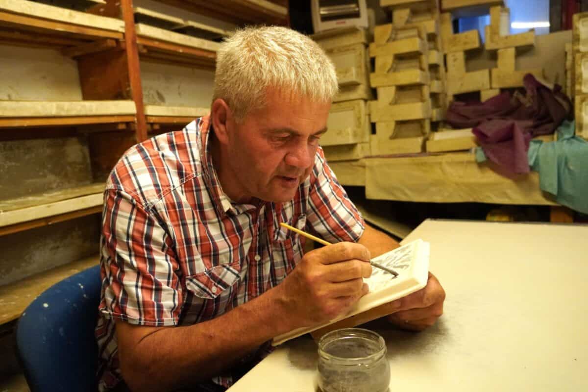 michael henning, ultimul sas din românia care confecționează cahle tradiționale, aduce la viață arta sașilor din cisnădioara (imagini)