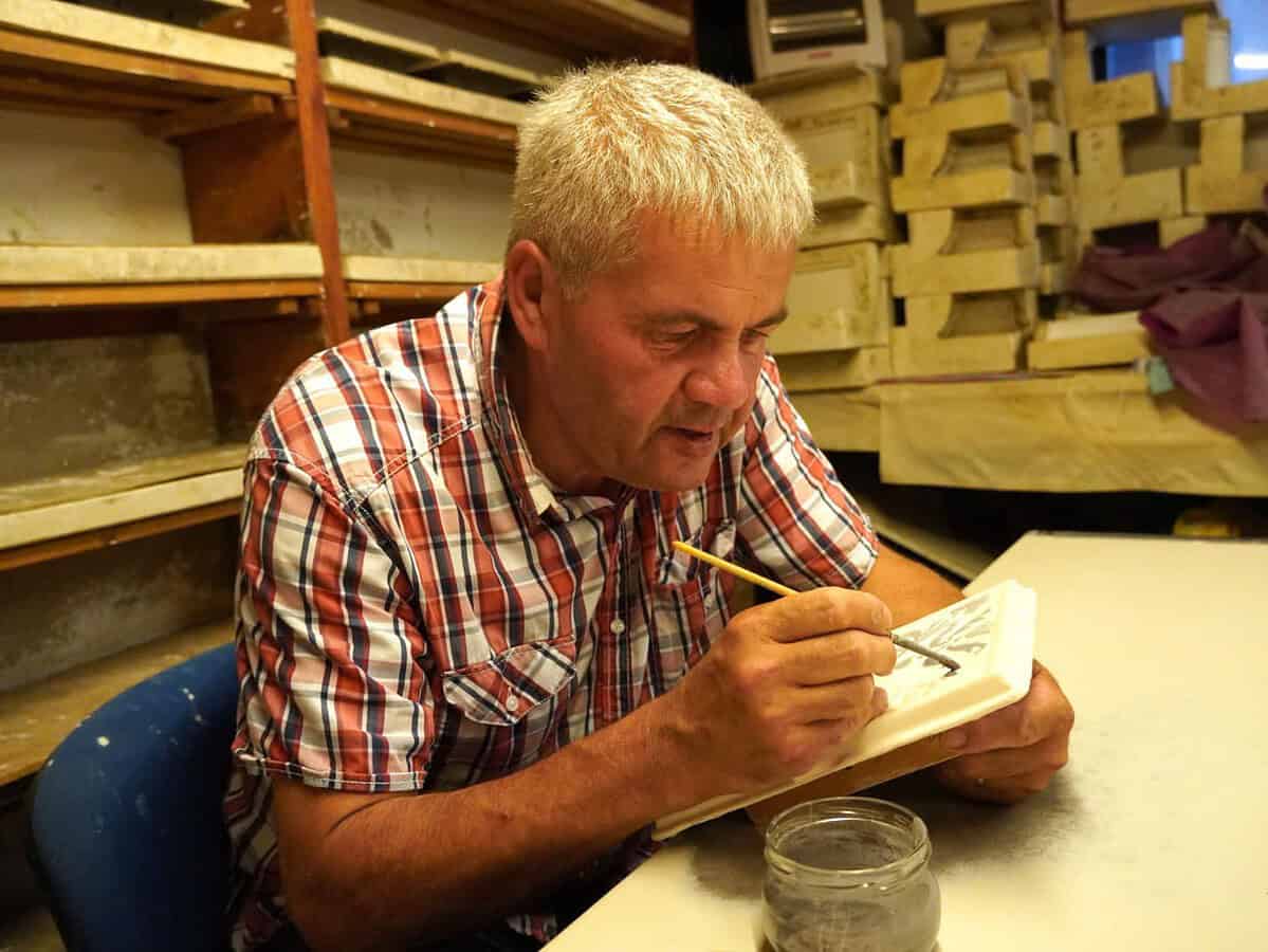 michael henning, ultimul sas din românia care confecționează cahle tradiționale, aduce la viață arta sașilor din cisnădioara (imagini)