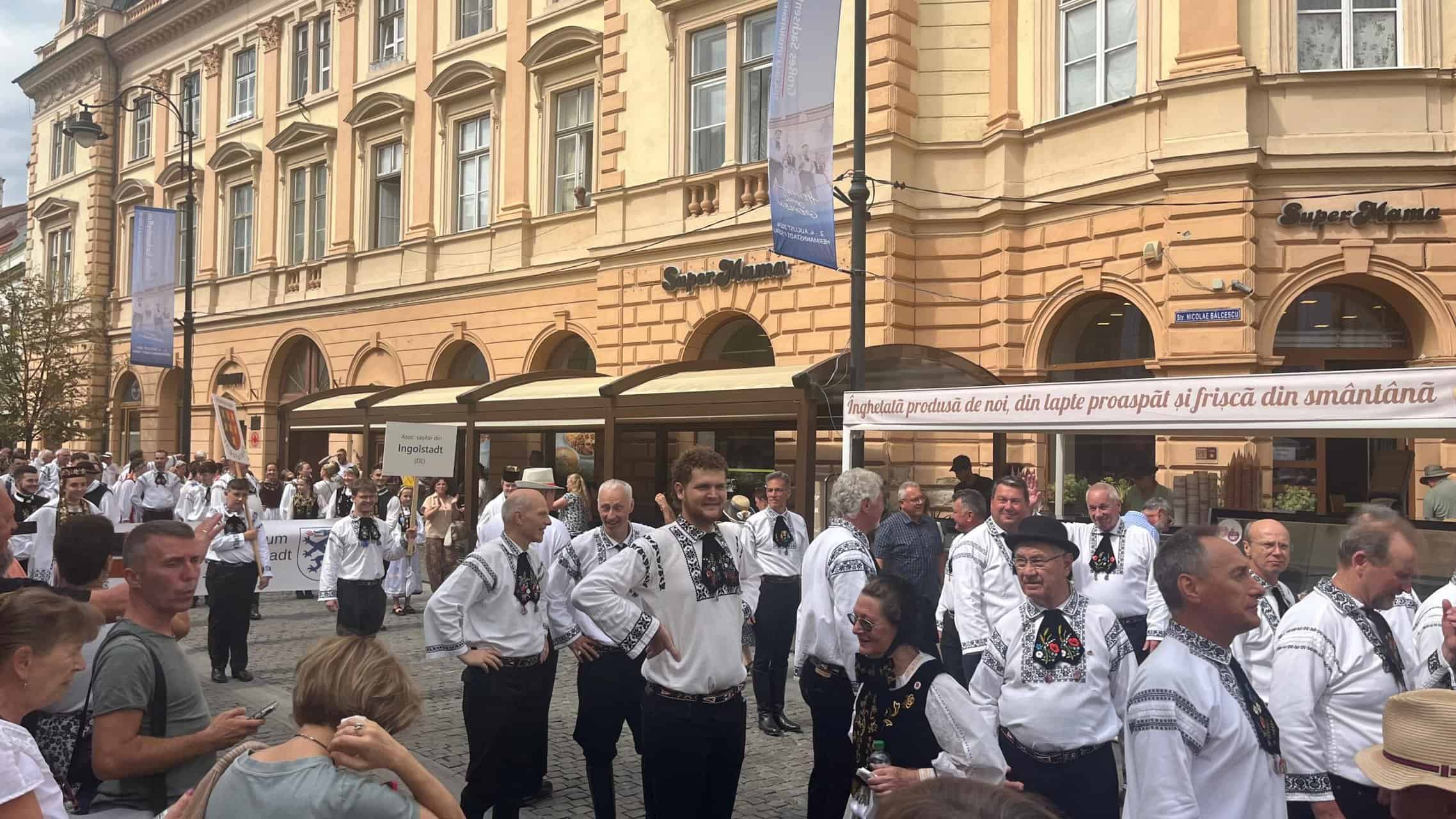 sute de participanți la parada costumelor tradiționale săsești pe bălcescu și în piața mare. mii de etnici germani au invadat centrul sibiului (foto video)