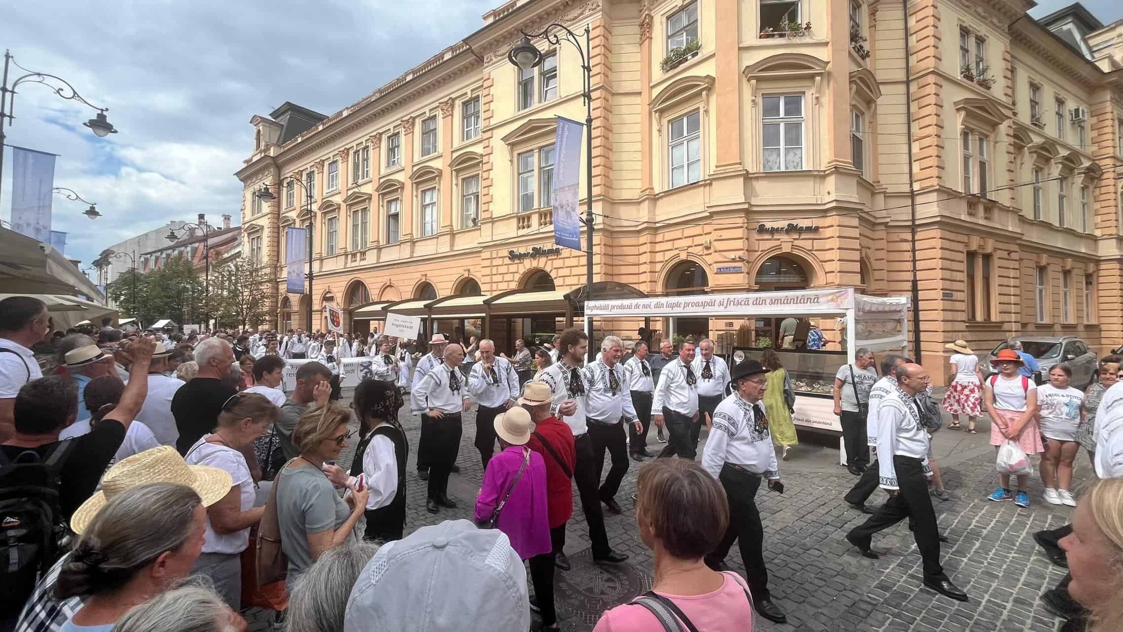 sute de participanți la parada costumelor tradiționale săsești pe bălcescu și în piața mare. mii de etnici germani au invadat centrul sibiului (foto video)