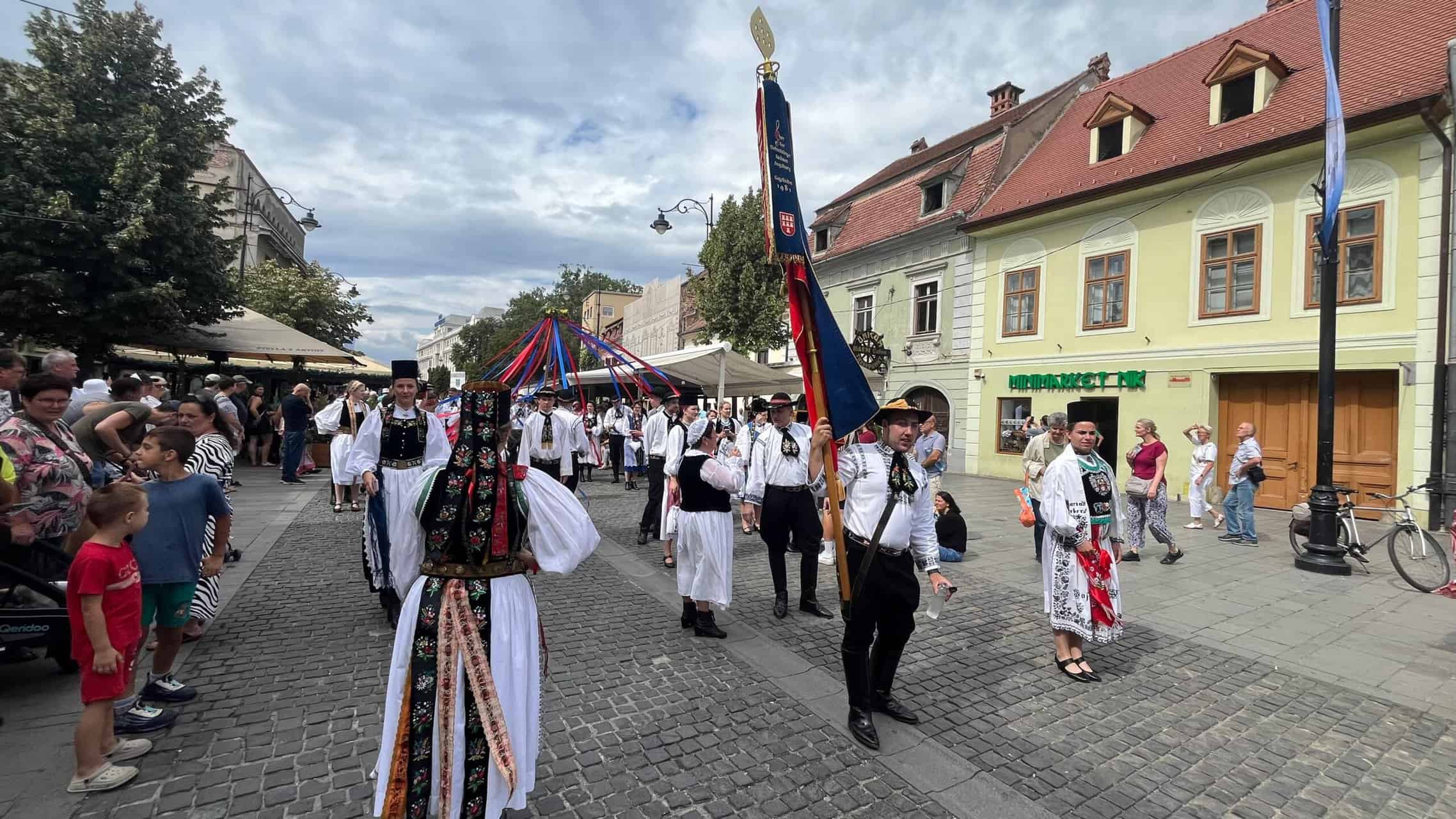 sute de participanți la parada costumelor tradiționale săsești pe bălcescu și în piața mare. mii de etnici germani au invadat centrul sibiului (foto video)