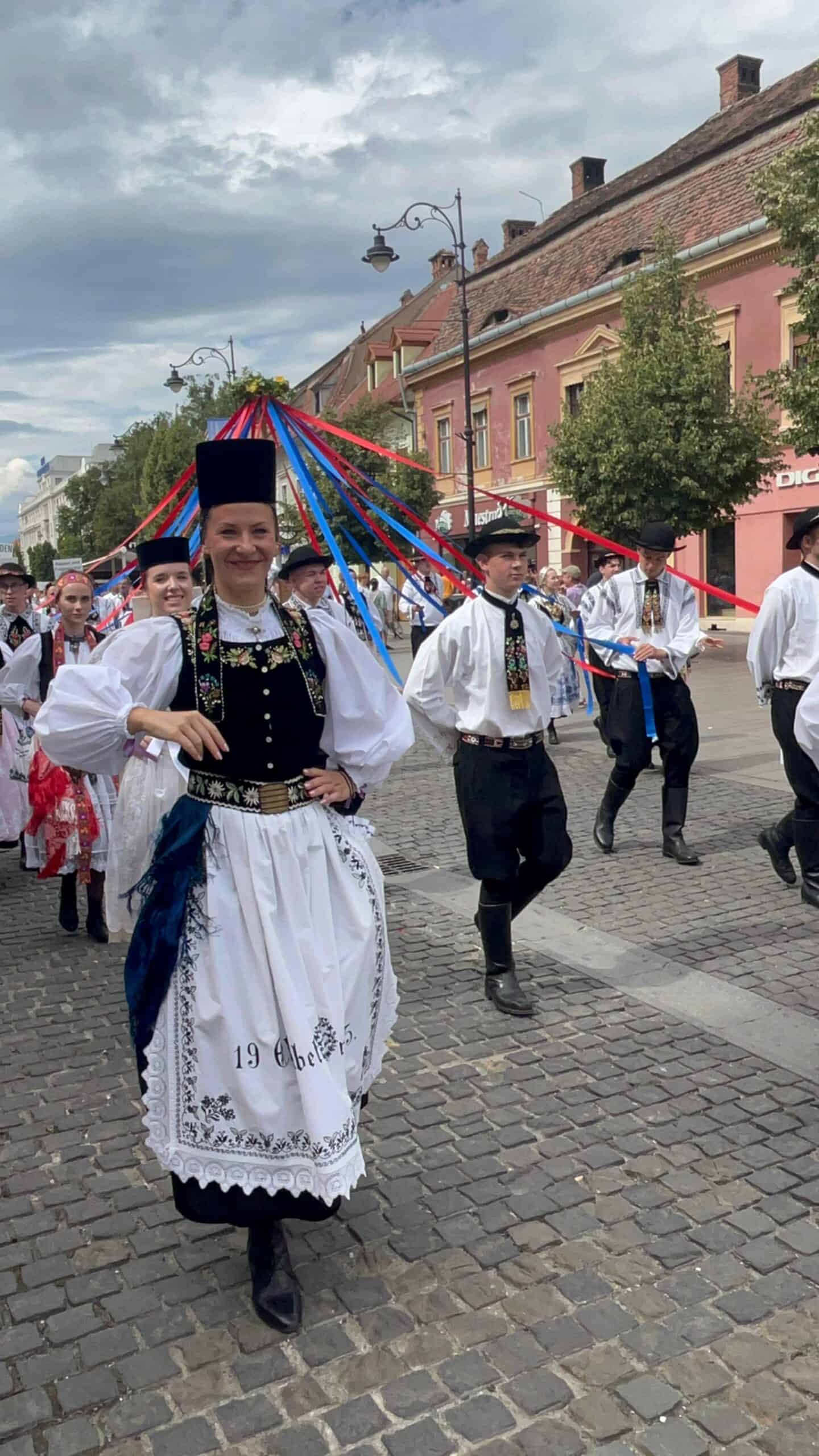 sute de participanți la parada costumelor tradiționale săsești pe bălcescu și în piața mare. mii de etnici germani au invadat centrul sibiului (foto video)