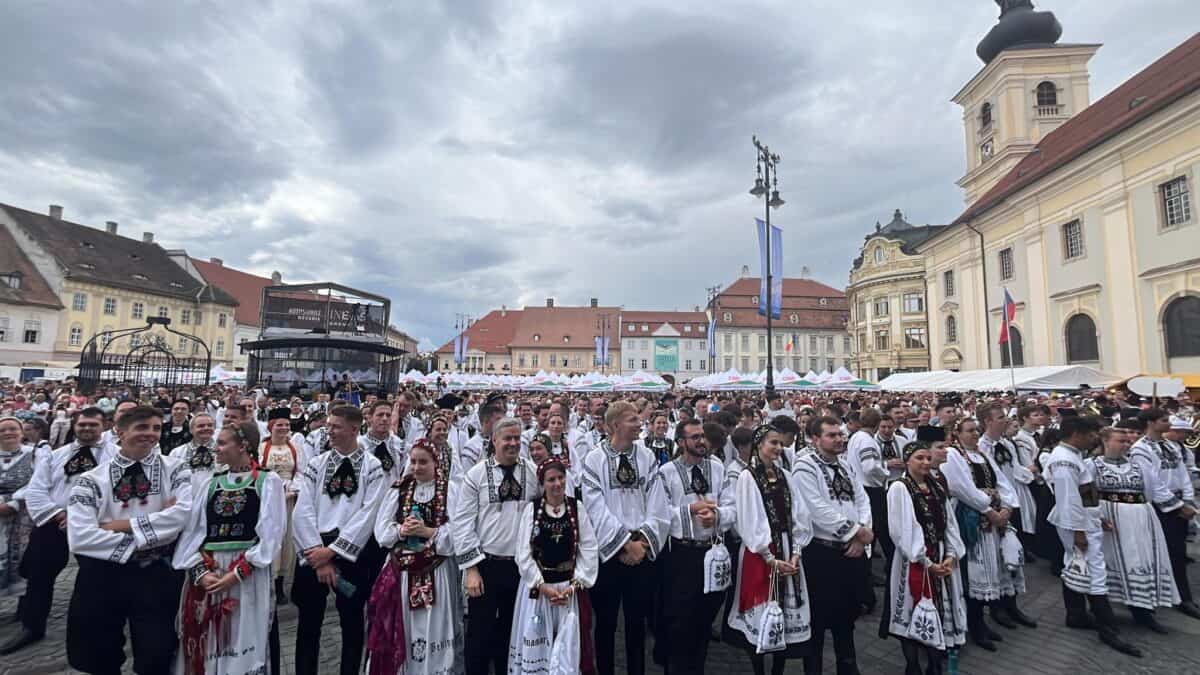 sute de participanți la parada costumelor tradiționale săsești pe bălcescu și în piața mare. mii de etnici germani au invadat centrul sibiului (foto video)