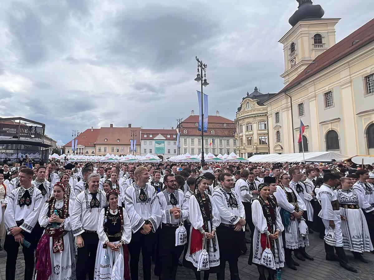 sute de participanți la parada costumelor tradiționale săsești pe bălcescu și în piața mare. mii de etnici germani au invadat centrul sibiului (foto video)