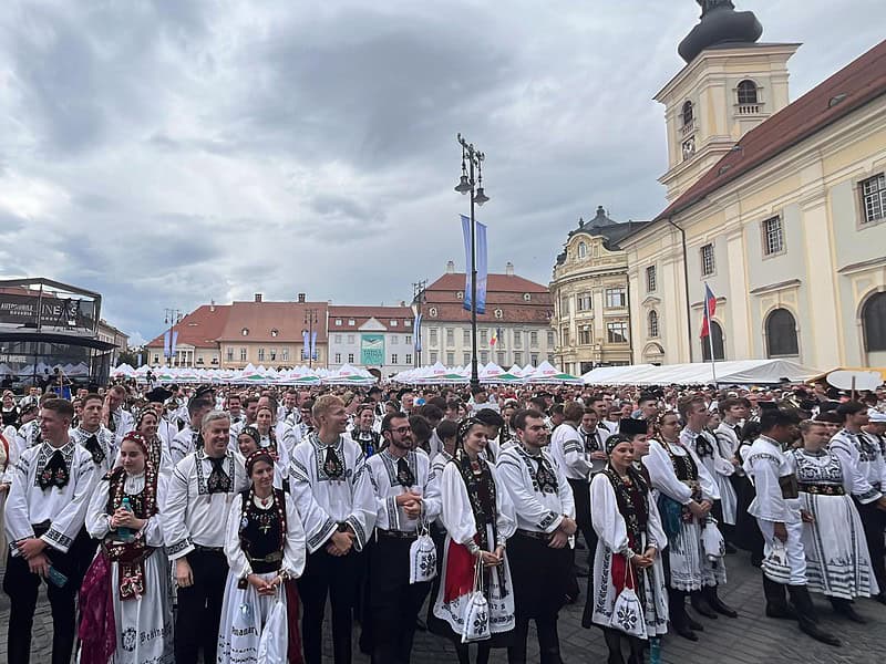 sute de participanți la parada costumelor tradiționale săsești pe bălcescu și în piața mare. mii de etnici germani au invadat centrul sibiului (foto video)