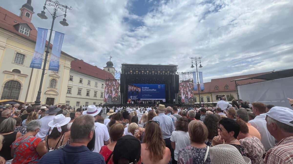 iohannis, discurs emoționant în fața a mii de oameni la întâlnirea sașilor din centrul sibiului: „este în adn-ul sașilor transilvăneni ca oriunde s-ar afla să nu-și uite pământul natal” (foto video)