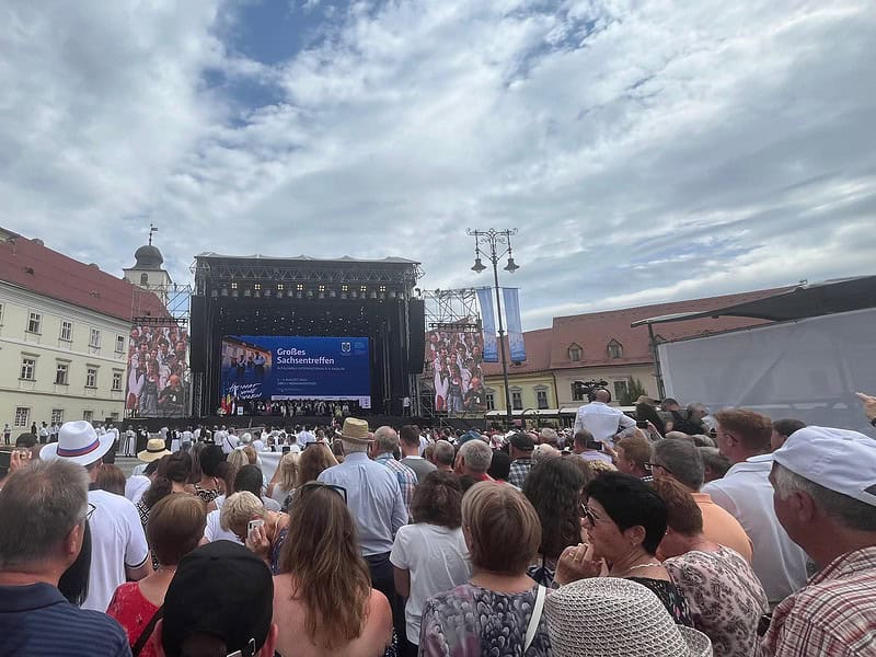 iohannis, discurs emoționant în fața a mii de oameni la întâlnirea sașilor din centrul sibiului: „este în adn-ul sașilor transilvăneni ca oriunde s-ar afla să nu-și uite pământul natal” (foto video)