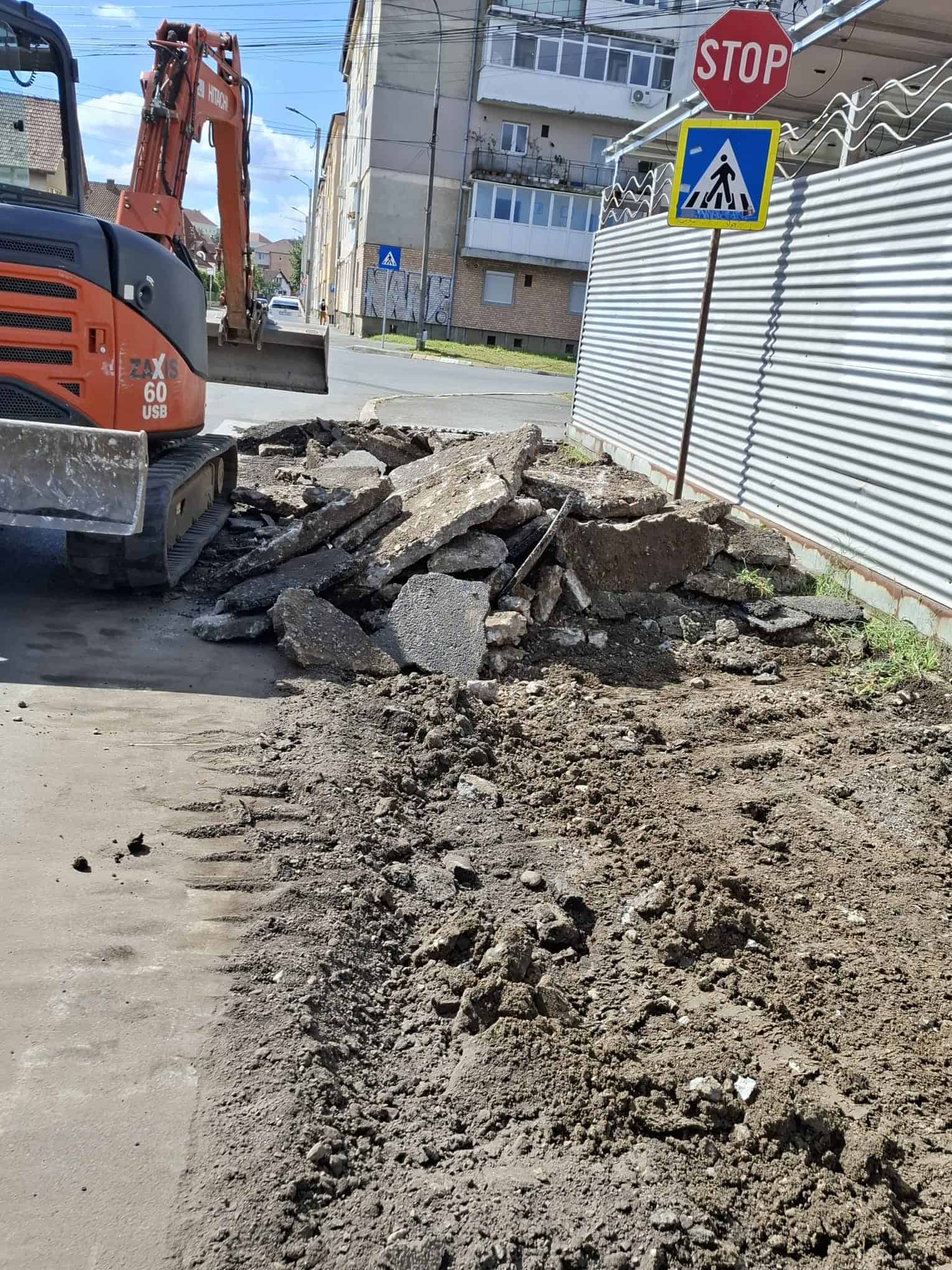 reparațiile la străzi continuă cu str. ștrandului și florilor. se amenajează și o parcare din zona străzii siretului