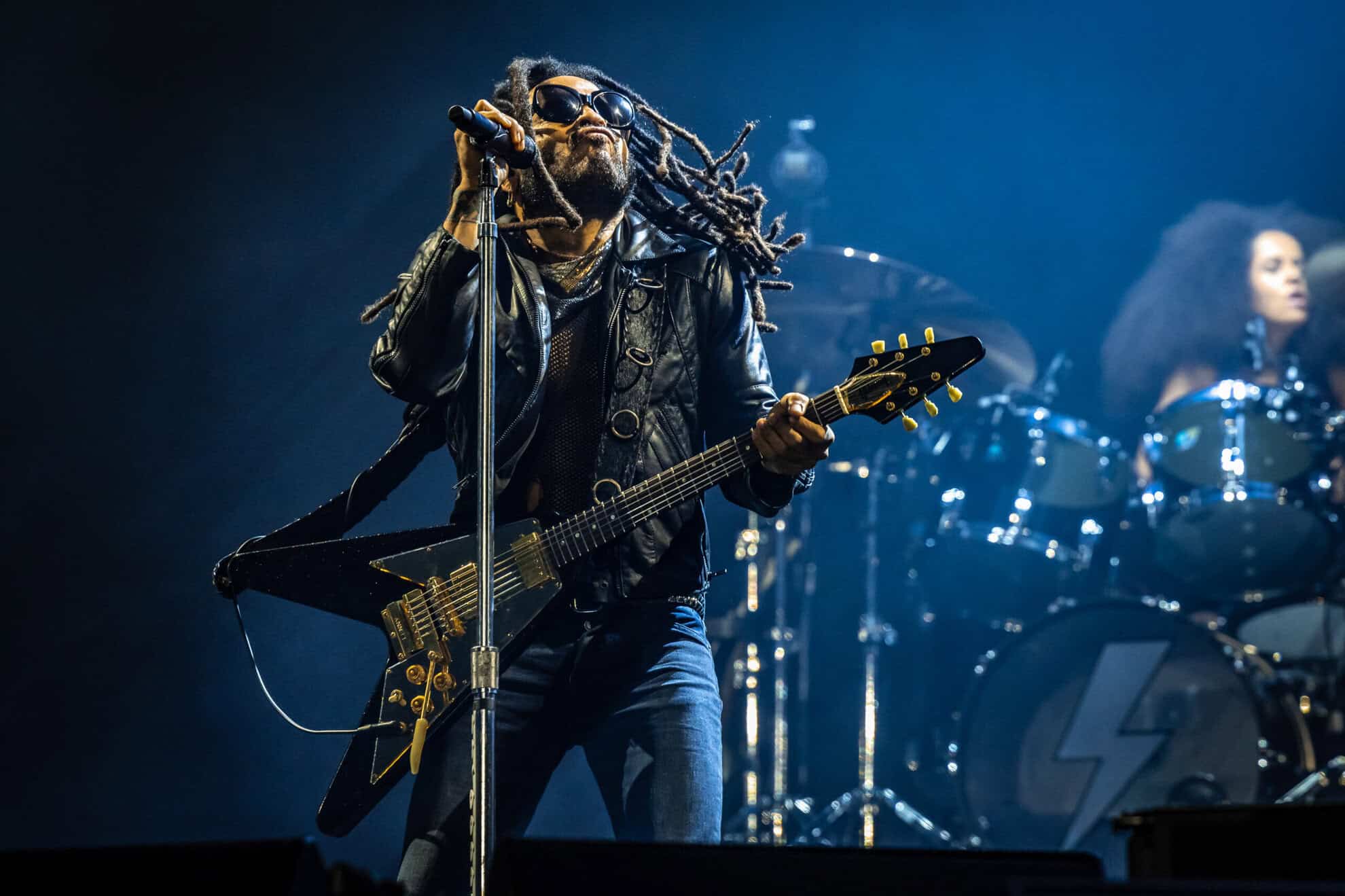 peste 110.000 de fani în a doua zi a festivalului untold. show incendiar al lui lenny kravitz și omagiu adus lui nicu covaci de alok (foto)