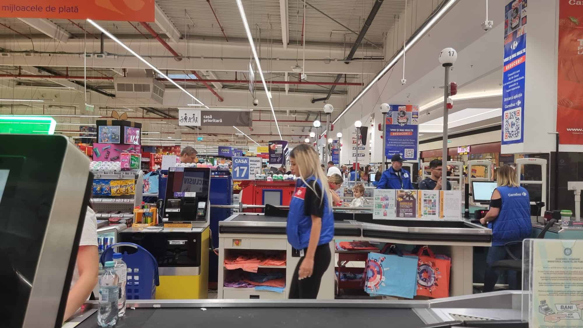 haos în carrefour șelimbăr. cozi și nervi printre clienți din cauza pos-urilor care nu funcționează (foto)