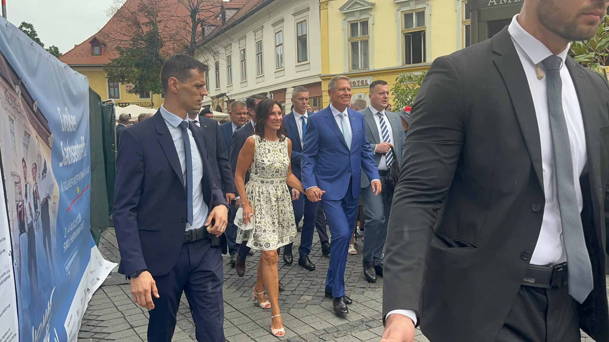 iohannis, discurs emoționant în fața a mii de oameni la întâlnirea sașilor din centrul sibiului: „este în adn-ul sașilor transilvăneni ca oriunde s-ar afla să nu-și uite pământul natal” (foto video)