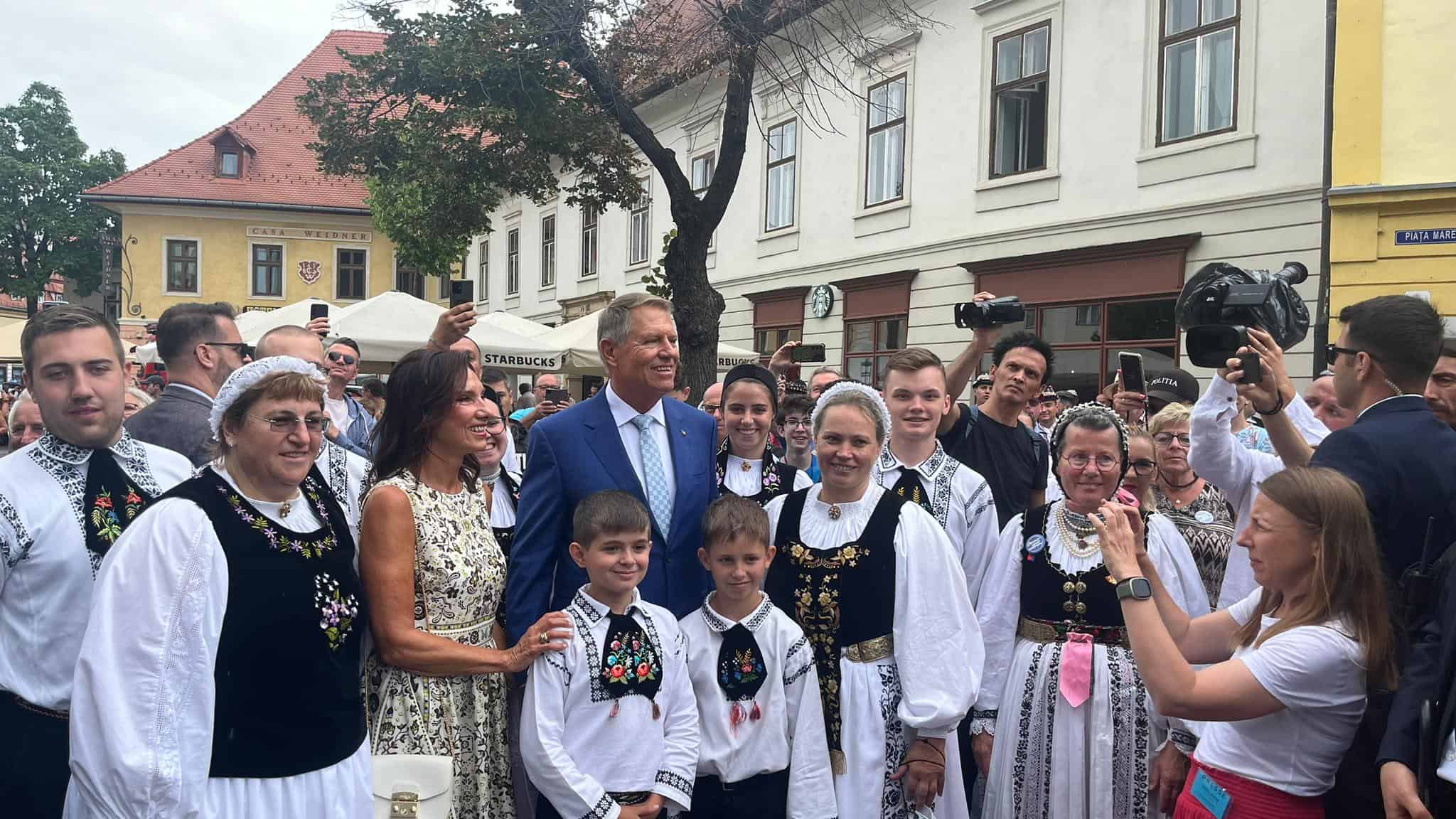 iohannis, discurs emoționant în fața a mii de oameni la întâlnirea sașilor din centrul sibiului: „este în adn-ul sașilor transilvăneni ca oriunde s-ar afla să nu-și uite pământul natal” (foto video)