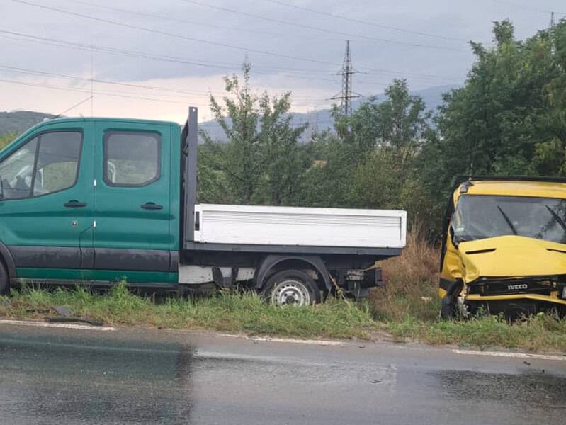 impact violent între două autoutilitare în daia (foto)