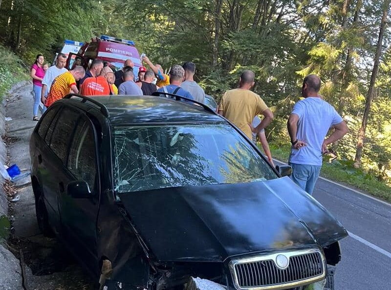 Pompierii sibieni, întorși de la o competiție națională, au salvat o familie implicată într-un accident rutier (foto)