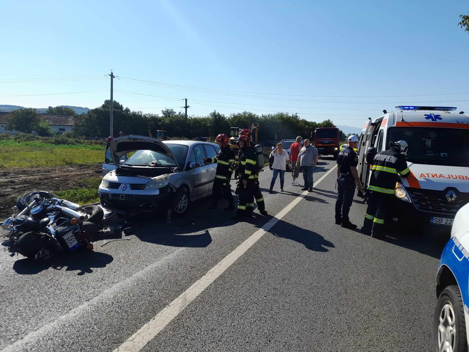 motociclist lovit de o mașină după o depășire neregulamentară la șura mare (foto)