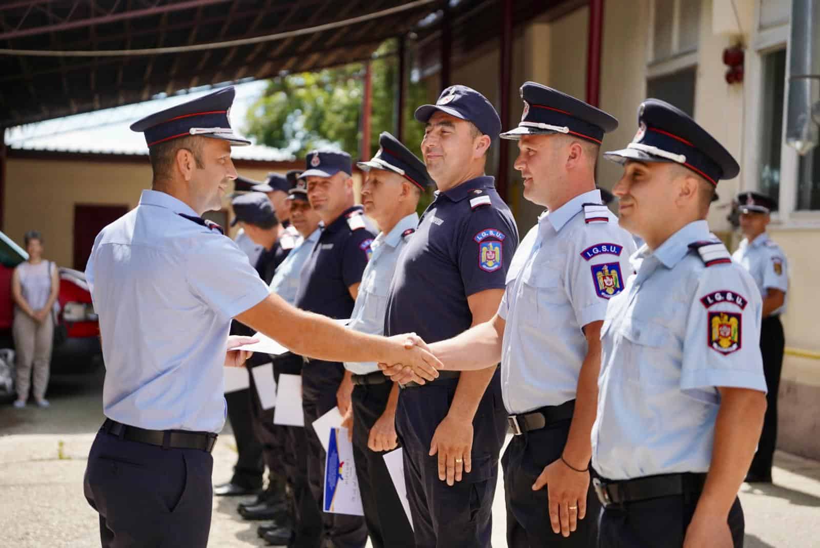 zeci de pompieri sibieni avansați în grad în cadrul unei ceremonii organizate de isu (foto)