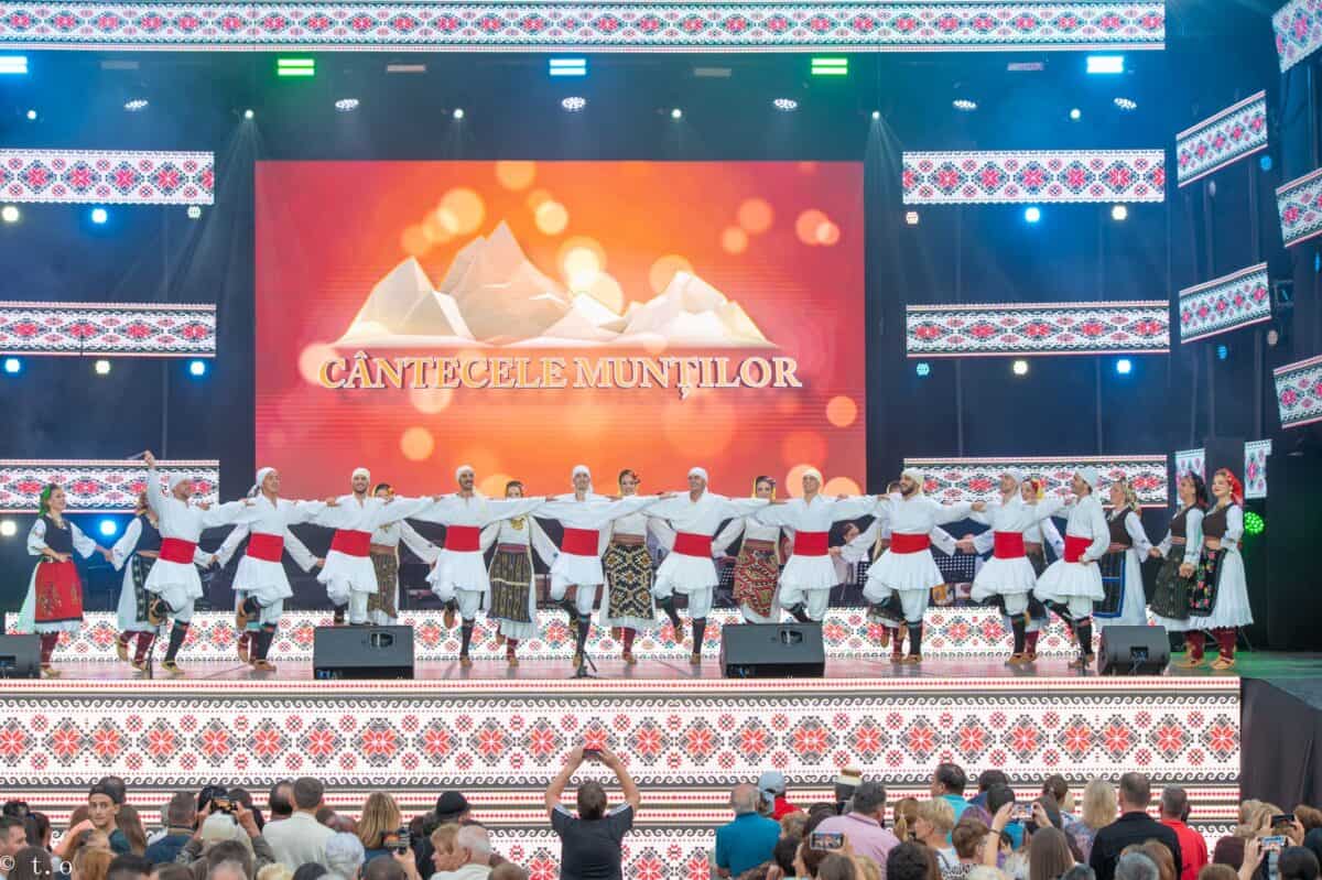sibiul găzduiește festivalul internațional de folclor „cântecele munților” cu ansambluri din întreaga lume