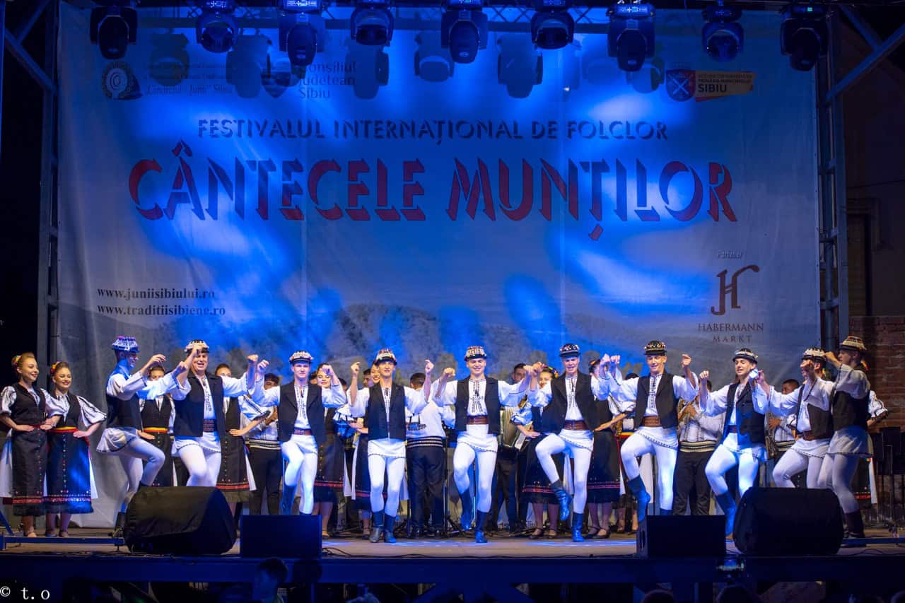 miercuri debutează cea de-a 49-a ediție a festivalului internațional de folclor „cântecele munților”, de la sibiu. programul.