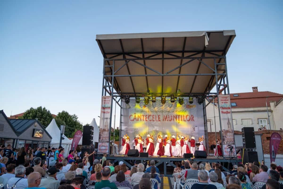 miercuri debutează cea de-a 49-a ediție a festivalului internațional de folclor „cântecele munților”, de la sibiu. programul.