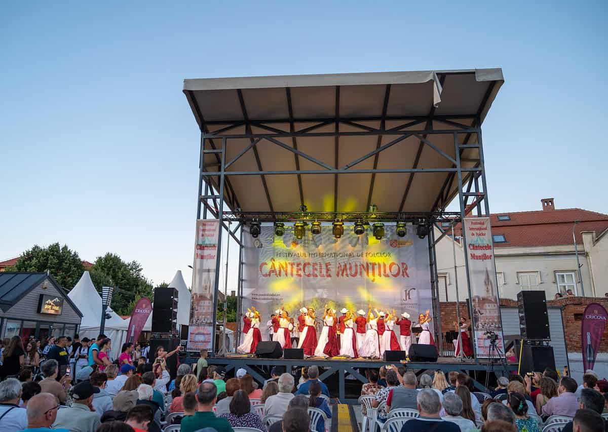 Miercuri debutează cea de-a 49-a ediție a Festivalului Internațional de Folclor „Cântecele Munților”, de la Sibiu. Programul.