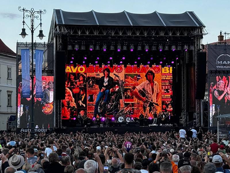 atmosferă electrizantă la concertul lui peter maffay de la sibiu. peste 20.000 de sași și iubitori de muzică rock au invadat piața mare (foto video)