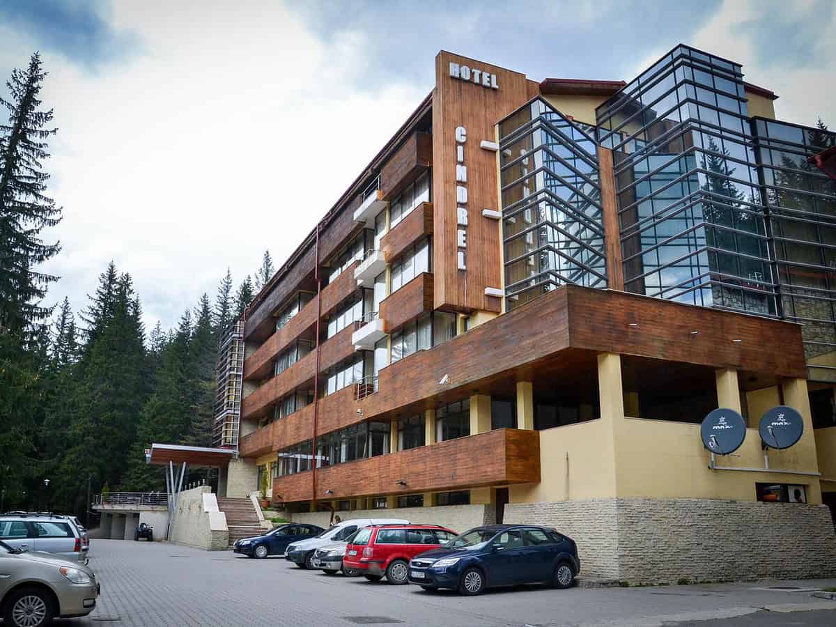 poziția hotelului cindrel despre cazurile turiștilor ajunși la spital: „sunt multe variante pe care încercăm să le aflăm cu autoritățile”