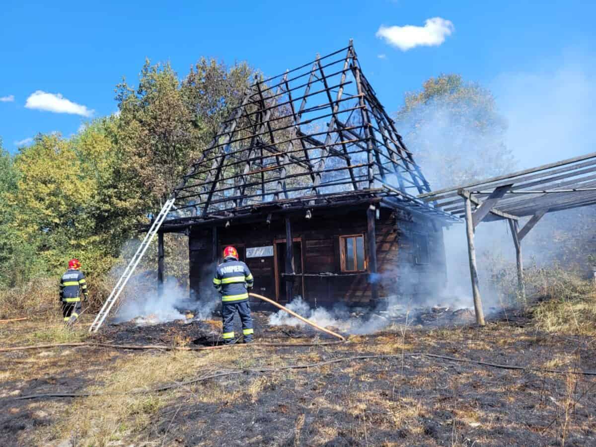 Incendiu de vegetație extins la o cabană în Cârțișoara