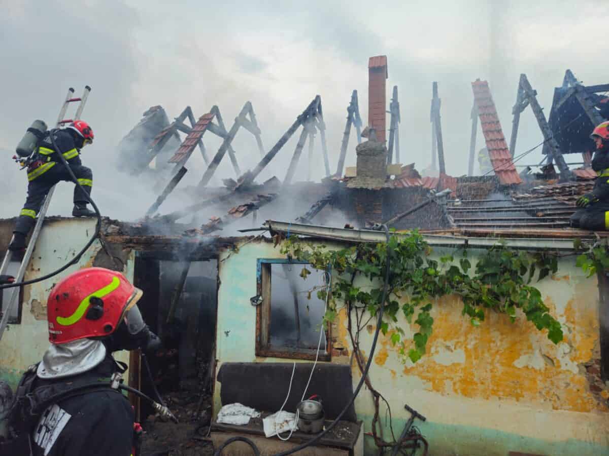 incendiu la o casă din ludoș în urma unei explozii (foto update)