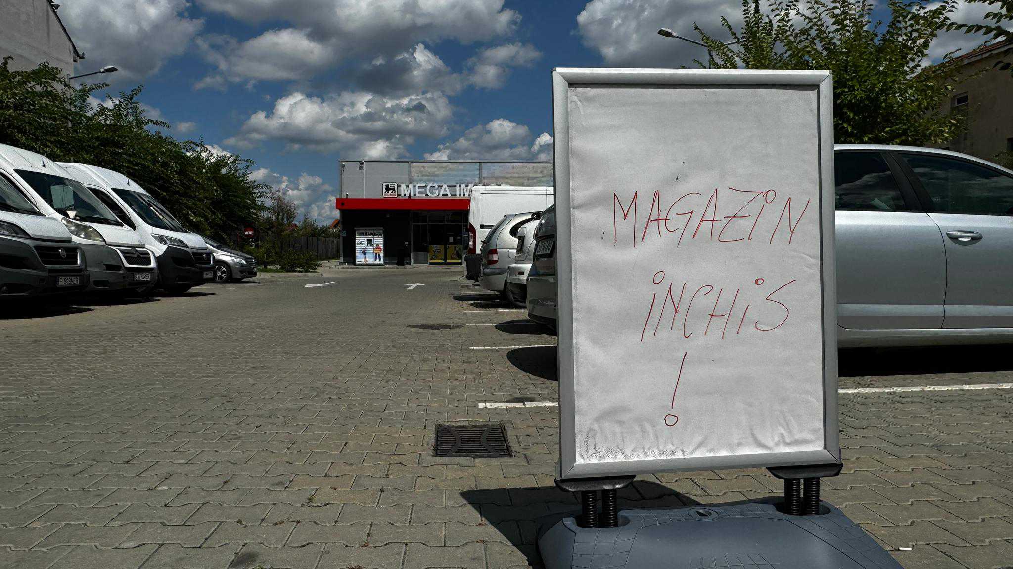 mega image a închis unul dintre magazinele din șelimbăr 