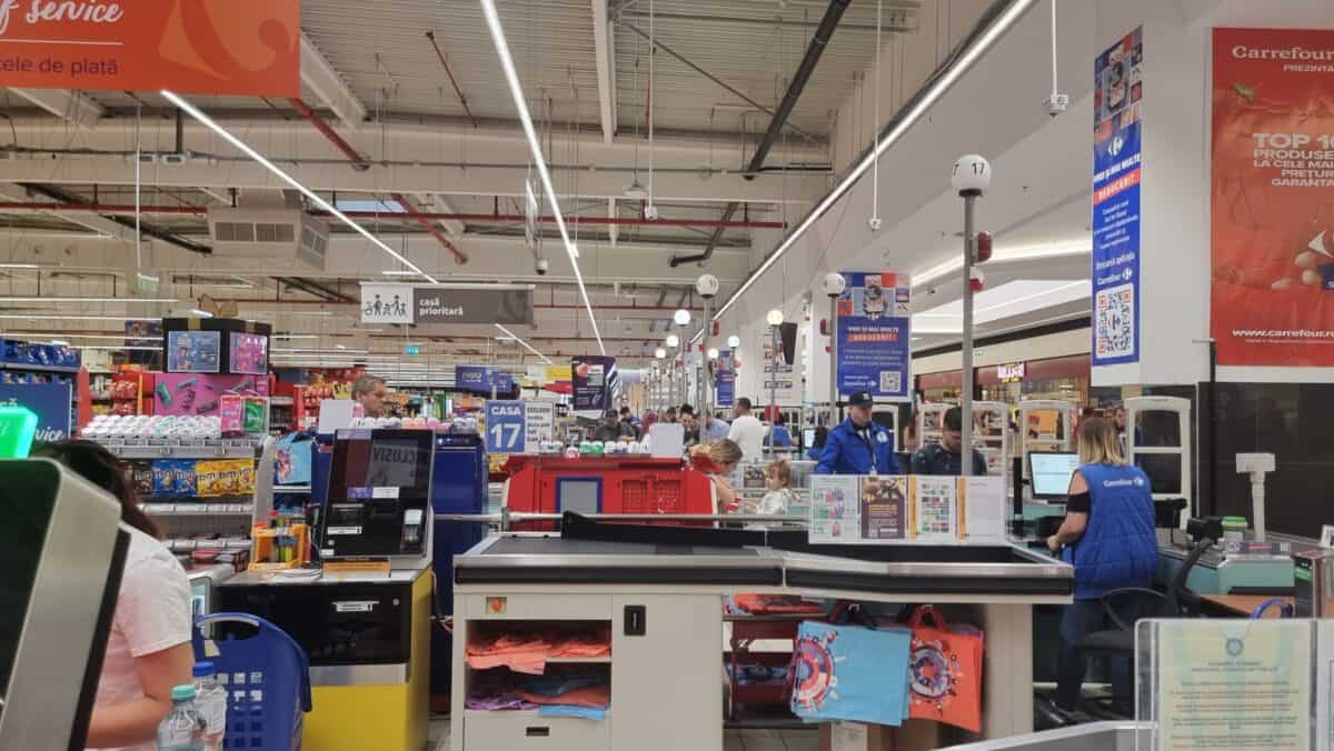 haos în carrefour șelimbăr. cozi și nervi printre clienți din cauza pos-urilor care nu funcționează (foto)