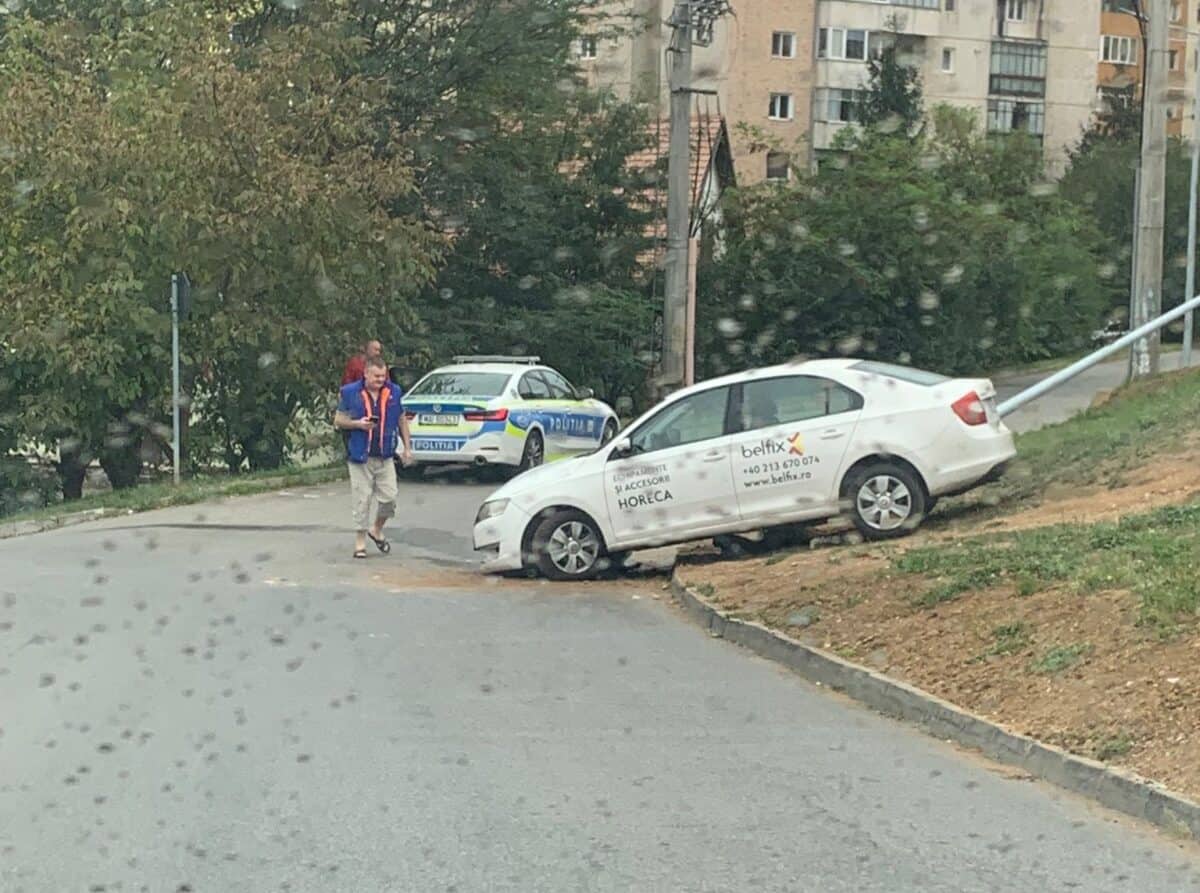 Accident pe strada Semaforului. Mașină ieșită în decor (foto)