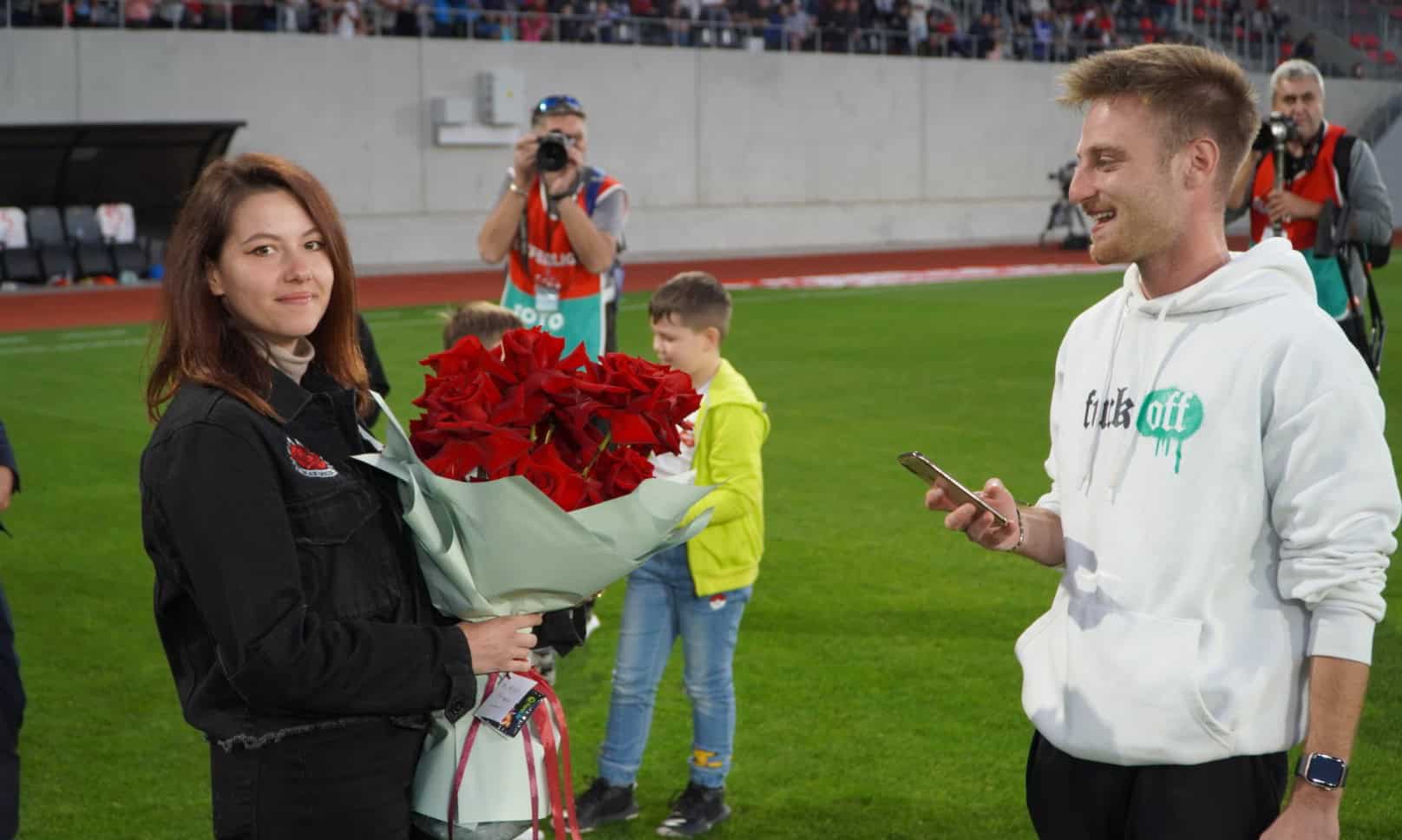 Doi tineri sibieni s-au logodit la pauza meciului FC Hermannstadt - CFR Cluj (video foto)