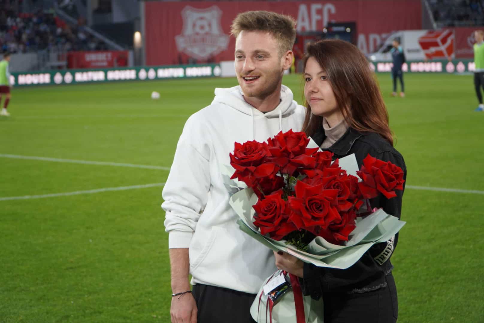 Doi tineri sibieni s-au logodit la pauza meciului FC Hermannstadt - CFR Cluj (video foto)