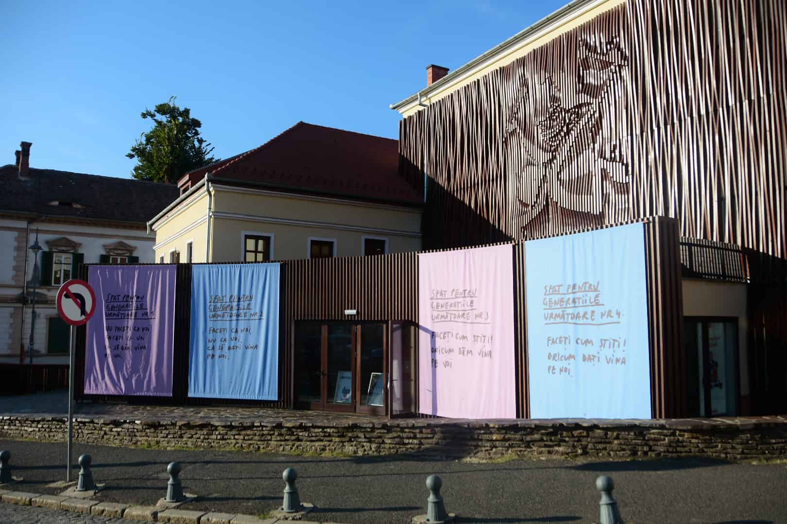 Poezie pe zidurile de la Teatrul Gong. Expoziția face parte dintr-un eveniment inedit la Sibiu (foto)