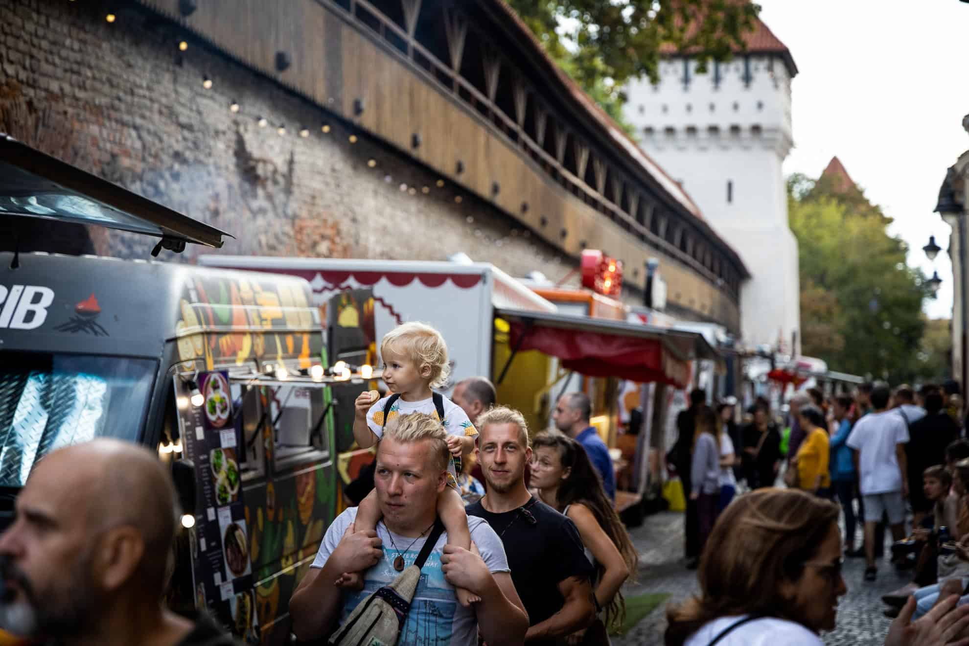 Răsfăț culinar la cel mai popular street food festival din Sibiu.  Zeci de food truck-uri vă dau întâlnire la Foodie, pe cea mai frumoasă stradă din oraș