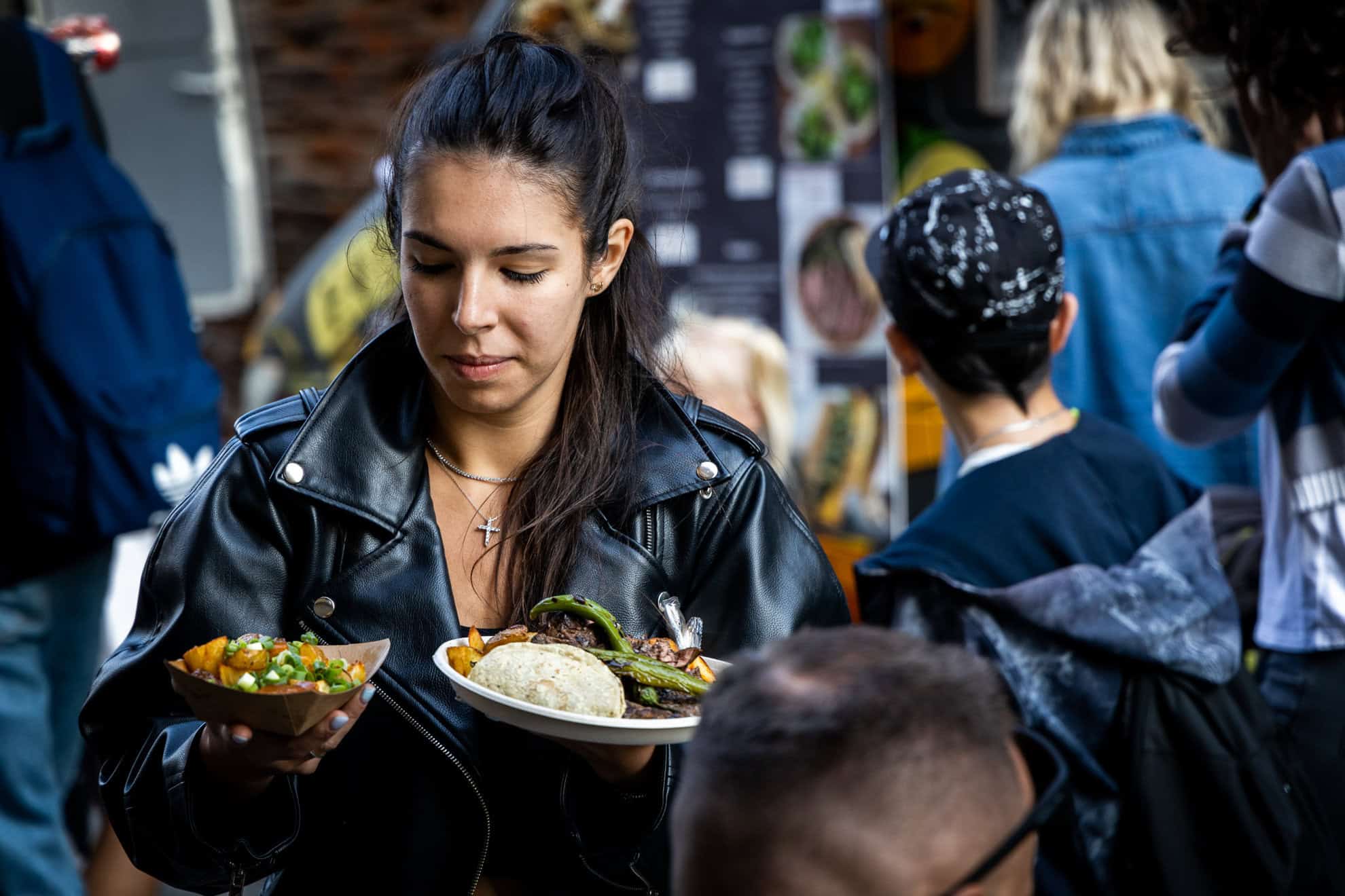 Răsfăț culinar la cel mai popular street food festival din Sibiu.  Zeci de food truck-uri vă dau întâlnire la Foodie, pe cea mai frumoasă stradă din oraș