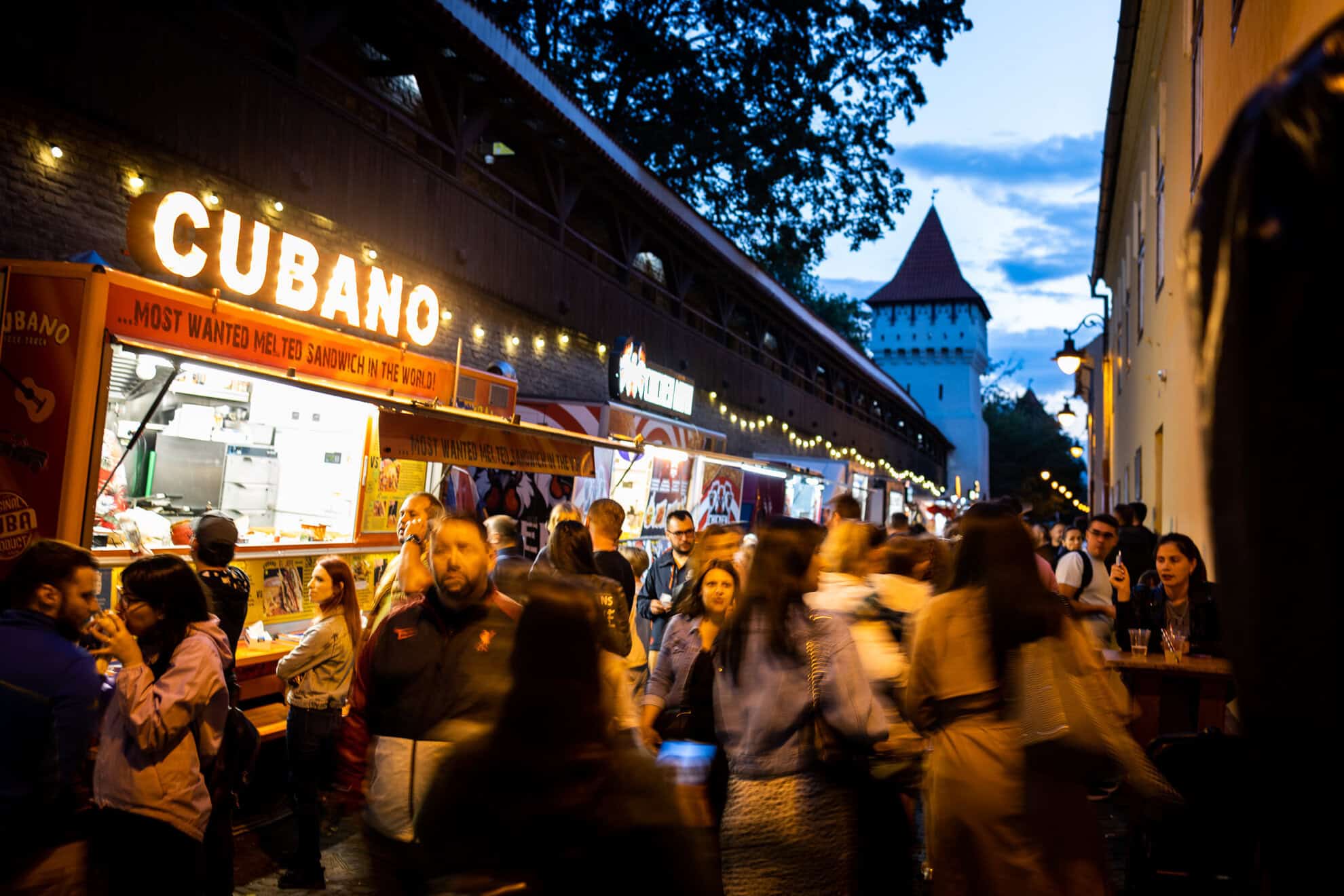 Răsfăț culinar la cel mai popular street food festival din Sibiu.  Zeci de food truck-uri vă dau întâlnire la Foodie, pe cea mai frumoasă stradă din oraș