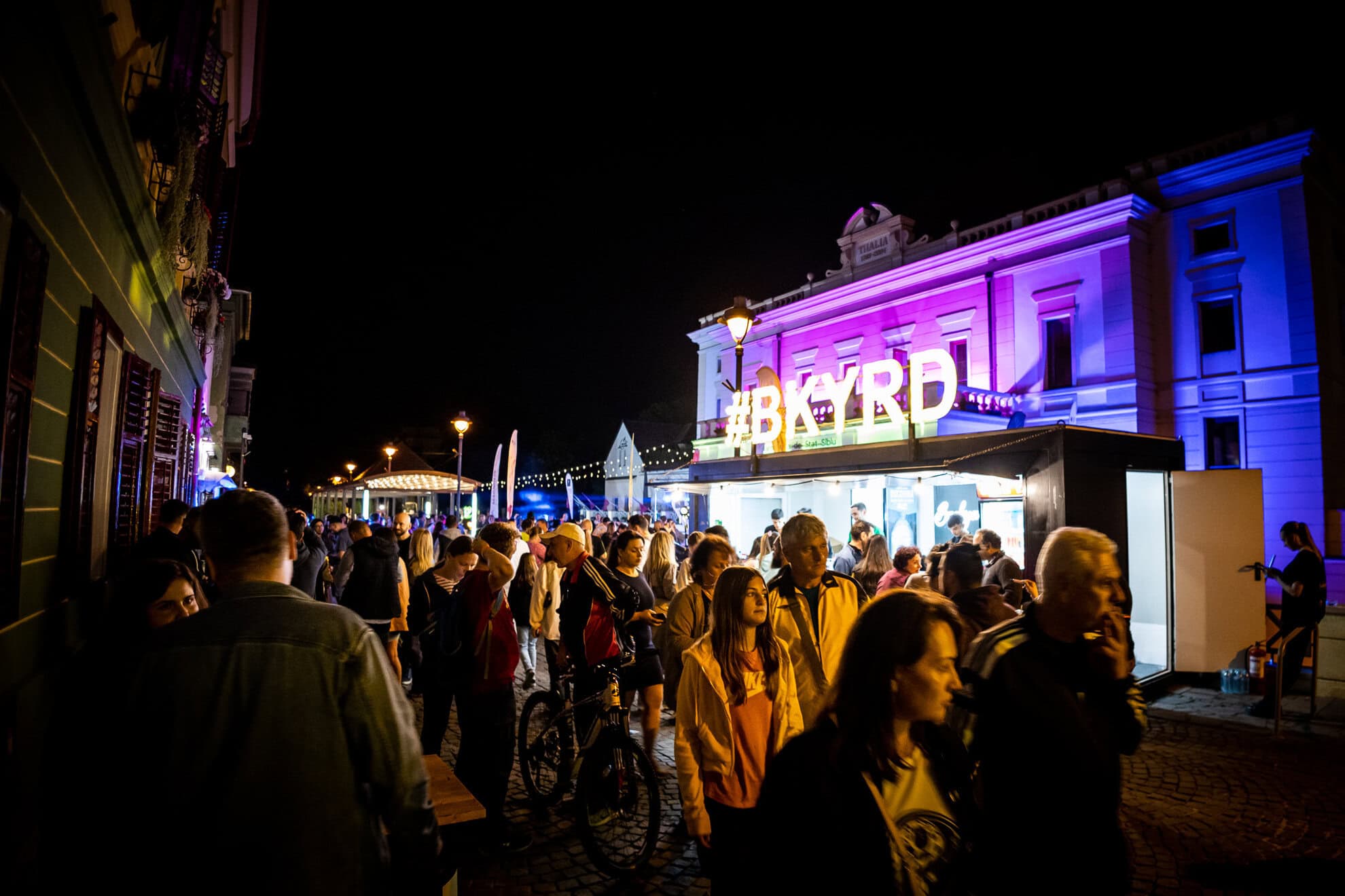 Răsfăț culinar la cel mai popular street food festival din Sibiu.  Zeci de food truck-uri vă dau întâlnire la Foodie, pe cea mai frumoasă stradă din oraș