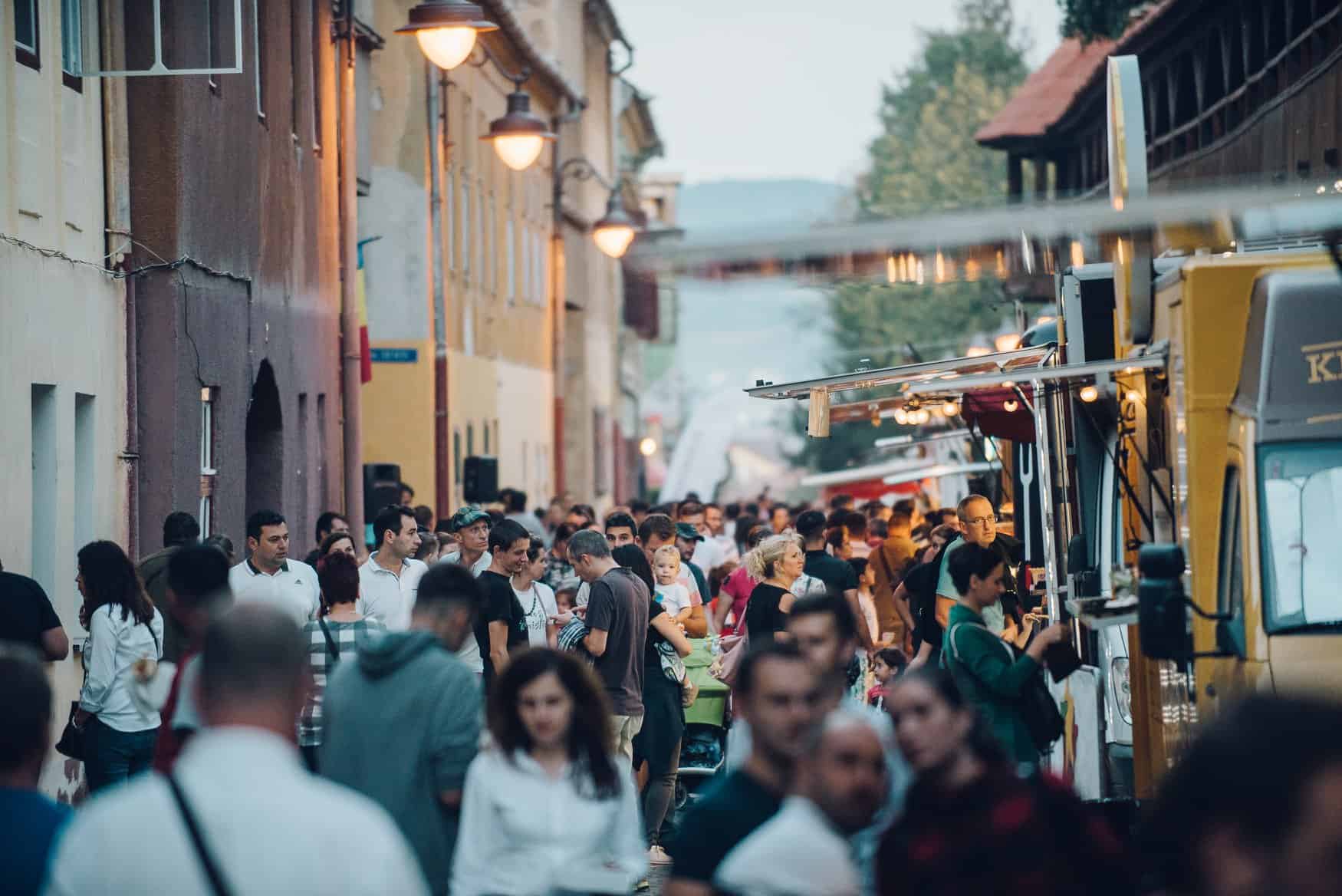 Răsfăț culinar la cel mai popular street food festival din Sibiu.  Zeci de food truck-uri vă dau întâlnire la Foodie, pe cea mai frumoasă stradă din oraș