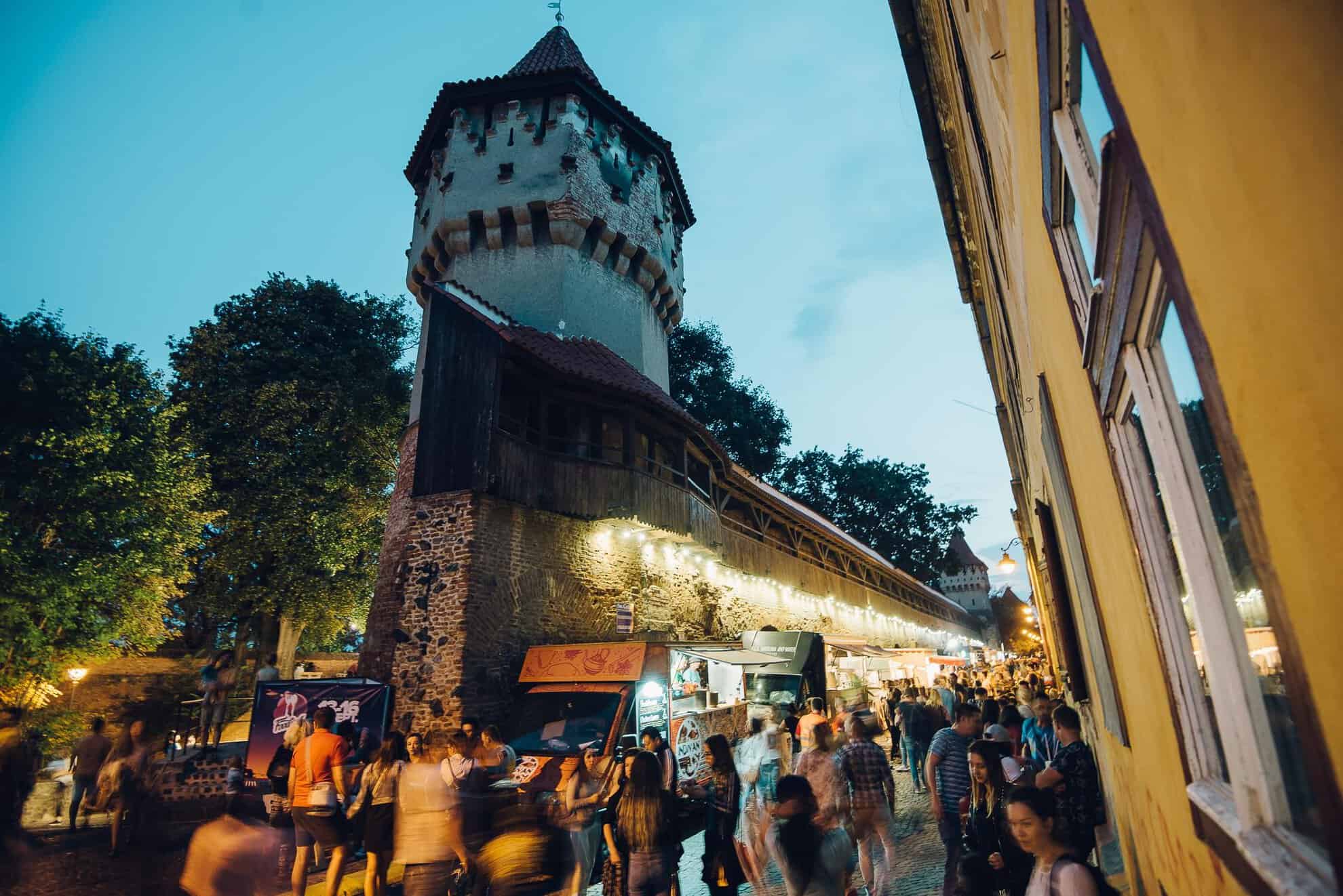 Începe cel mai cunoscut street food festival din Sibiu.  Zeci de food truck-uri ”parchează” la Foodie, pe cea mai frumoasă stradă din oraș