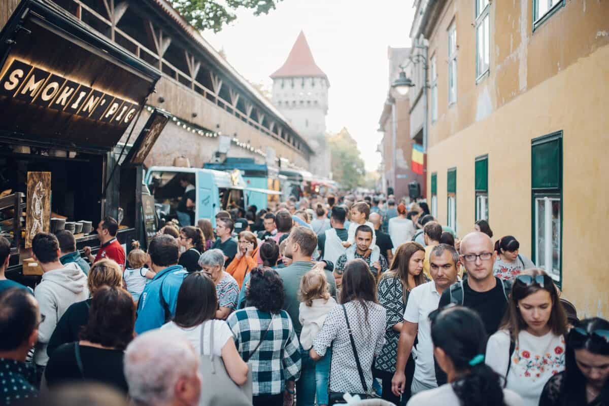 Începe cel mai cunoscut street food festival din Sibiu.  Zeci de food truck-uri ”parchează” la Foodie, pe cea mai frumoasă stradă din oraș