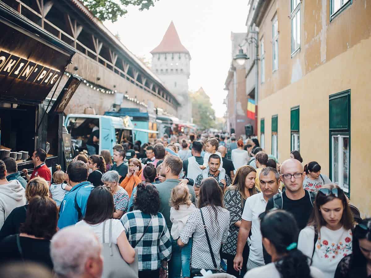 Răsfăț culinar la cel mai popular street food festival din Sibiu.  Zeci de food truck-uri vă dau întâlnire la Foodie, pe cea mai frumoasă stradă din oraș