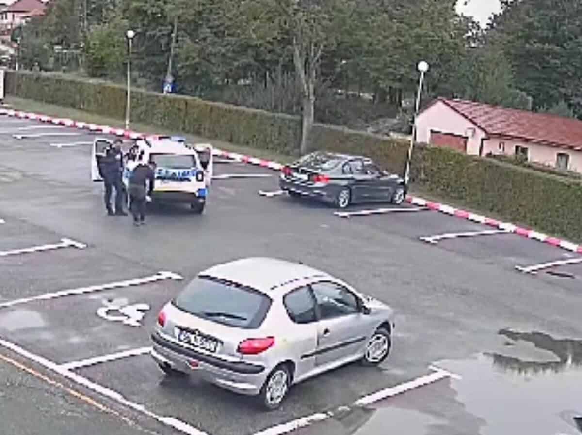 Scandal la Spitalul din Cisnădie. Un bărbat simulează ca ar fi fost călcat peste picior de o mașină de poliție (video)