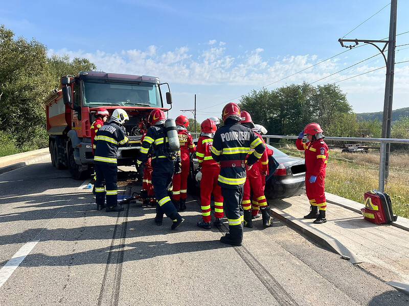 UPDATE Accident grav la Rășinari. Un șofer de 25 de ani, dus la spital (foto)