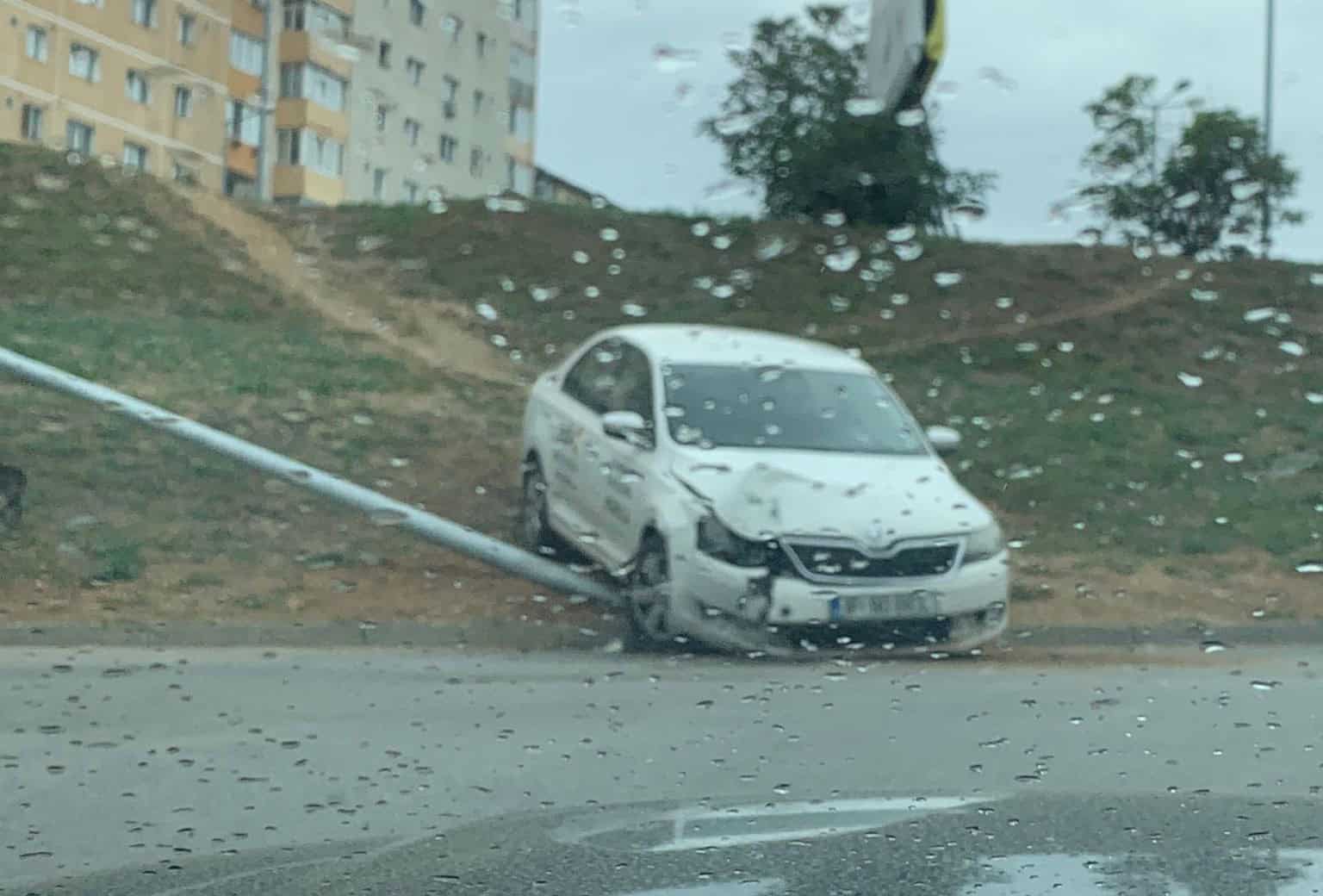 Accident pe strada Semaforului. Mașină ieșită în decor (foto)