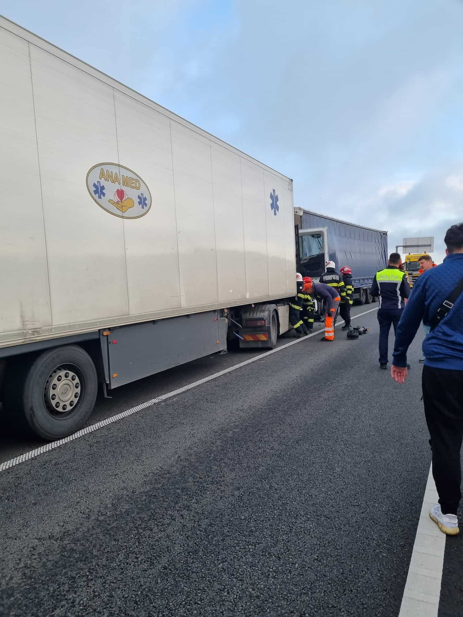 Accident grav la ieșirea de pe A1 spre Valea Oltului. Cel puțin 3 persoane rănite (foto)