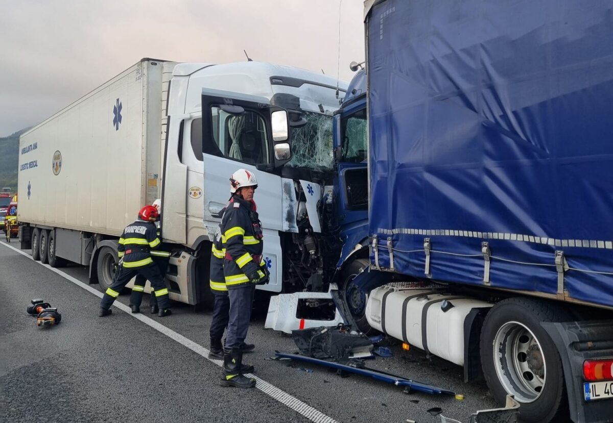 Accident grav la ieșirea de pe A1 spre Valea Oltului. Cel puțin 3 persoane rănite (foto)