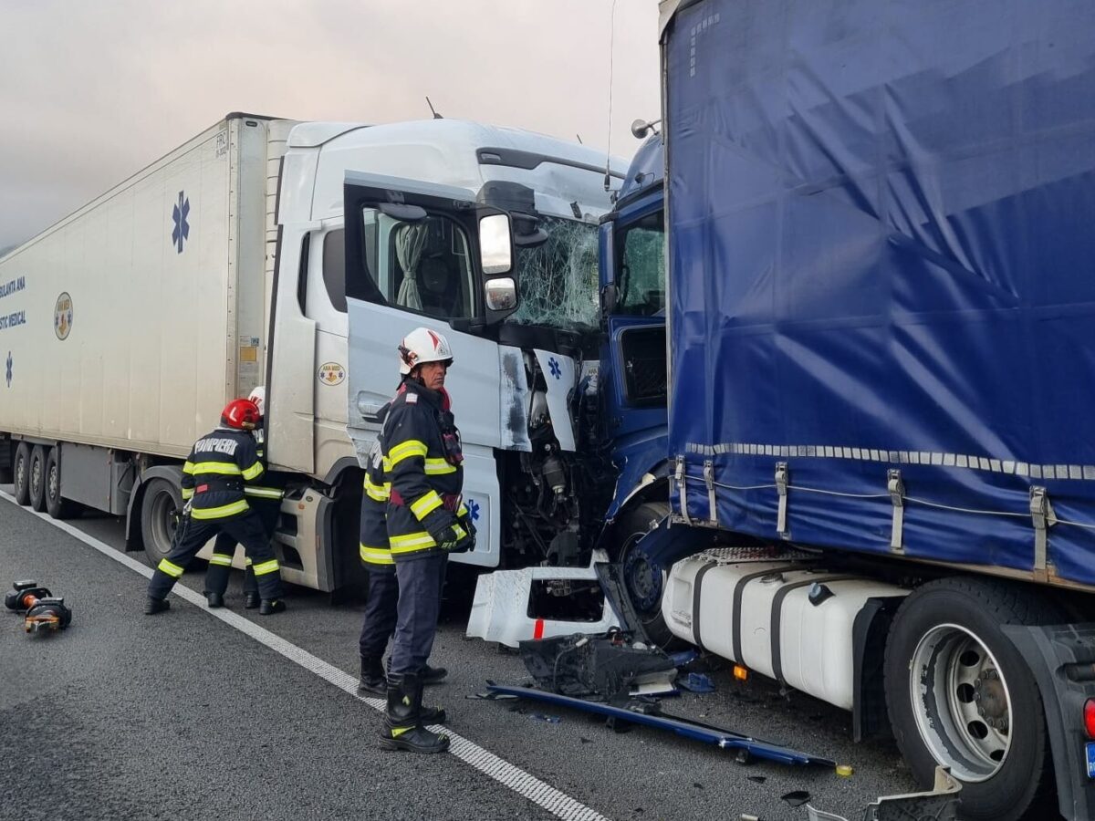 Accident grav la ieșirea de pe A1 spre Valea Oltului. Cel puțin 3 persoane rănite (foto)