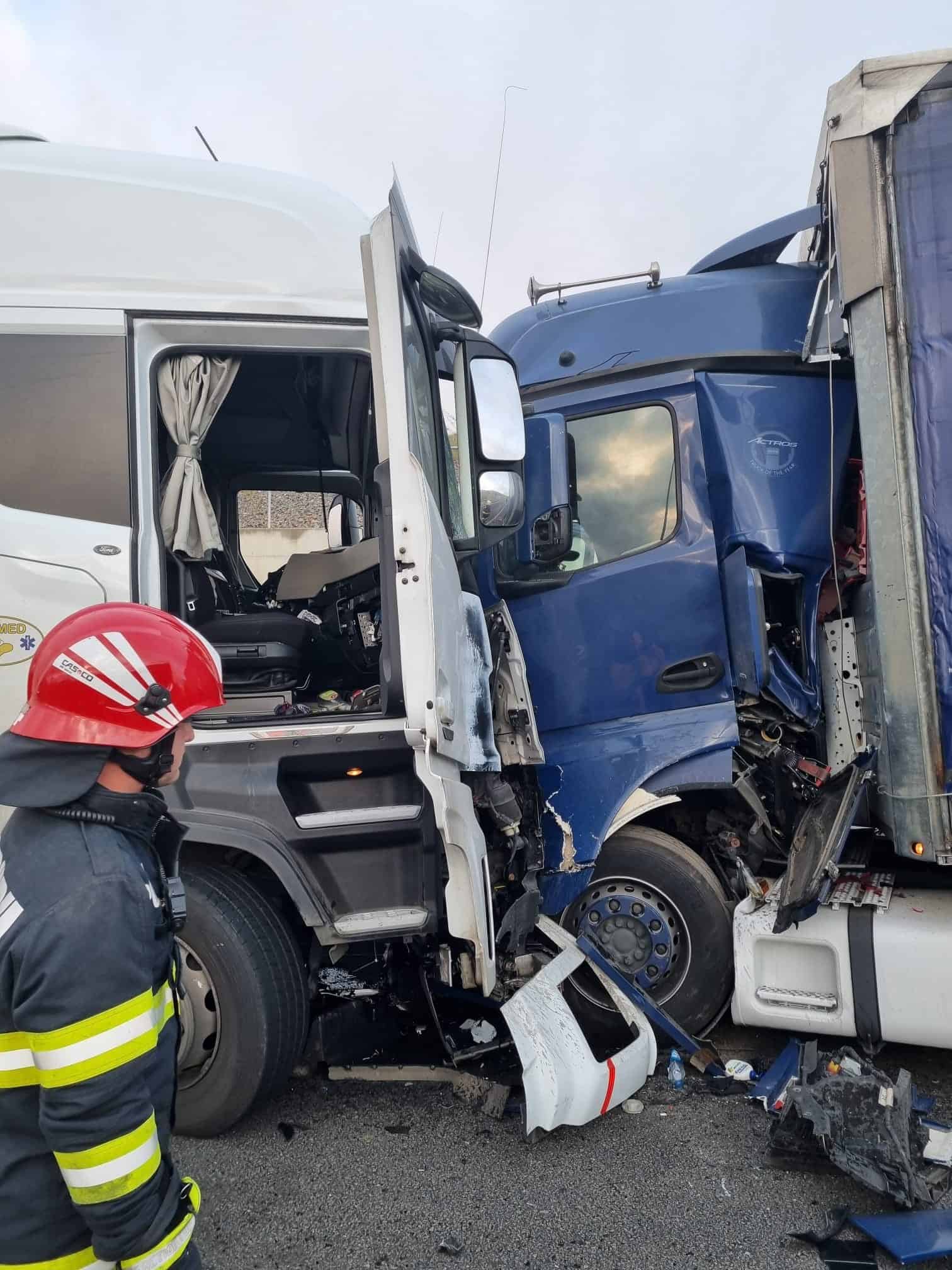 Accident grav la ieșirea de pe A1 spre Valea Oltului. Cel puțin 3 persoane rănite (foto)